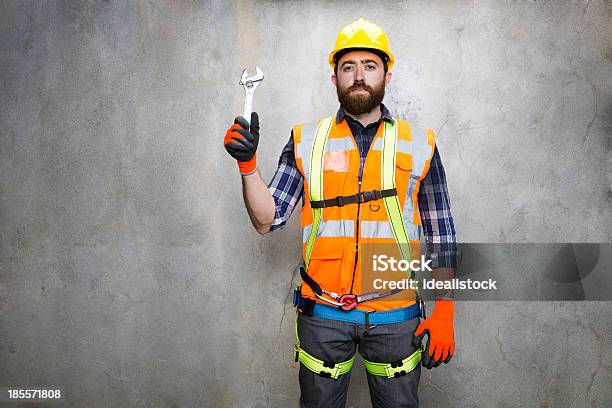 Trabajador De La Construcción Con Alicates Foto de stock y más banco de imágenes de Globo terráqueo - Globo terráqueo, Típico de la clase trabajadora, Accesorio de cabeza