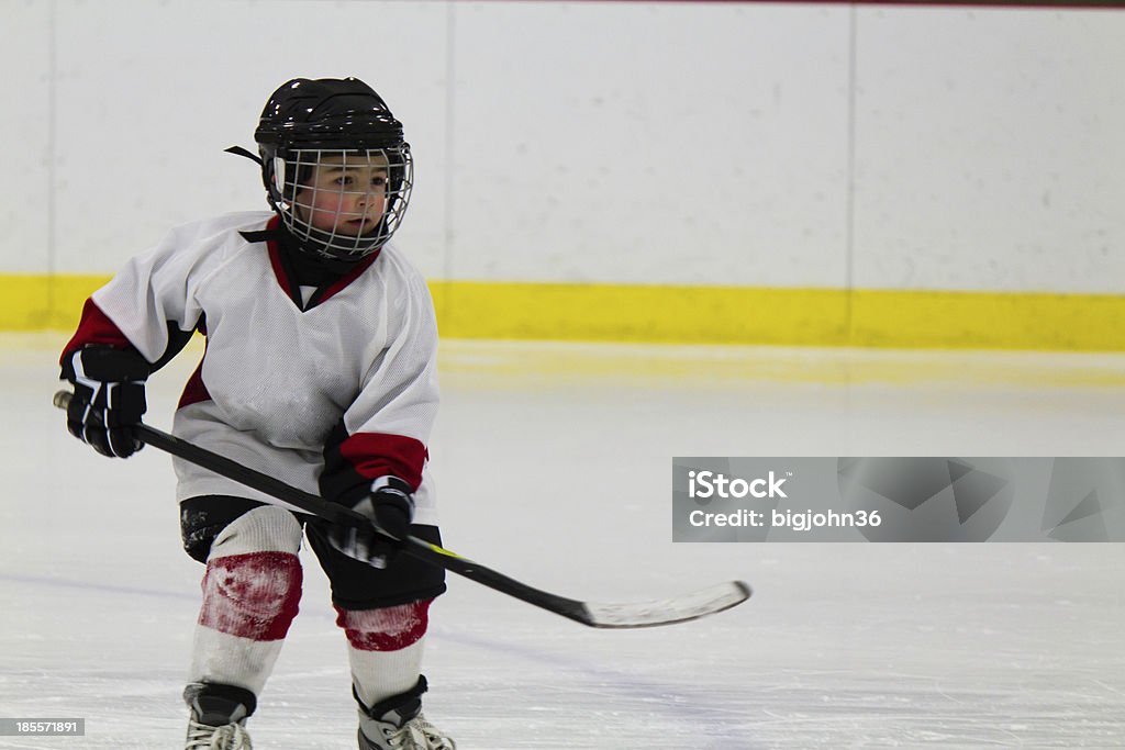 Kind spielt ice hockey - Lizenzfrei Kind Stock-Foto