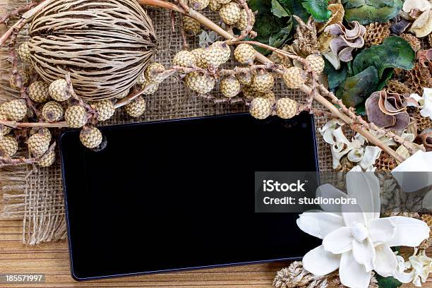 Tablet Computador E Seco Flores - Fotografias de stock e mais imagens de Aromaterapia - Aromaterapia, Caderno de notas, Castanho