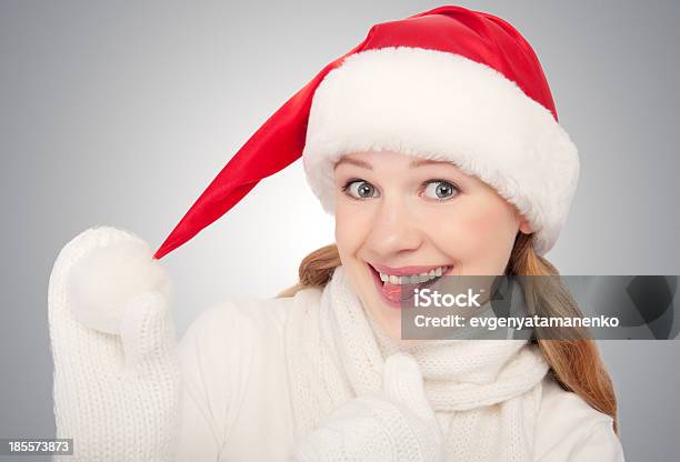 Bambina Felice Divertente In Un Cappello Di Natale Su Sfondo Grigio - Fotografie stock e altre immagini di Adulto