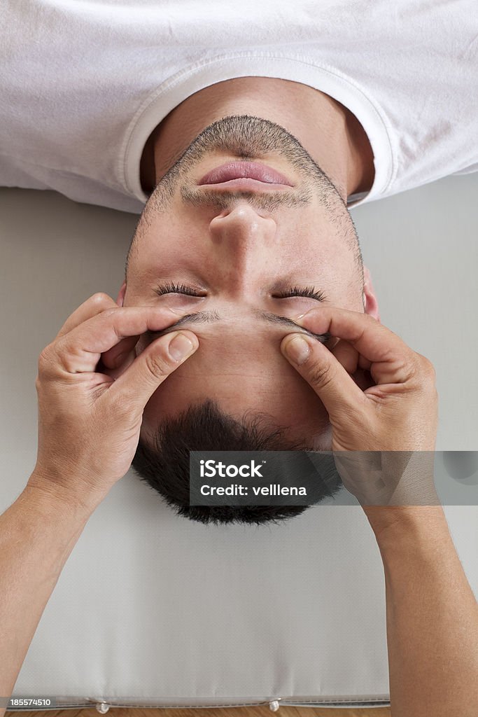Massage d'acupression de la tête - Photo de 20-24 ans libre de droits