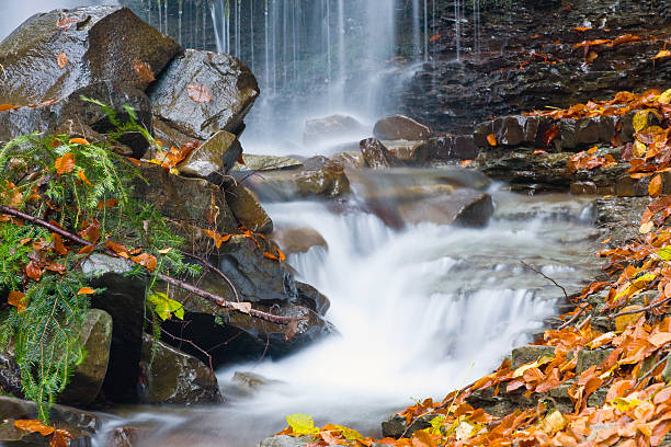 blur wasserfälle - natural phenomenon waterfall rock tranquil scene stock-fotos und bilder