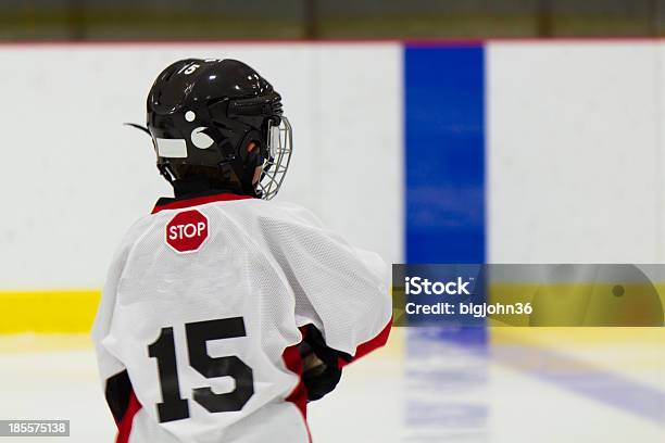 Photo libre de droit de Petit Garçon Jouant Au Hockey Sur Glace banque d'images et plus d'images libres de droit de Activité - Activité, Activité de loisirs, Canada