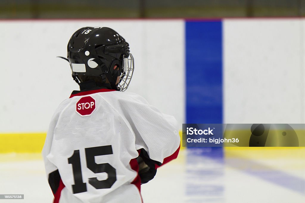 Piccolo ragazzo giocando hockey su ghiaccio - Foto stock royalty-free di Attività