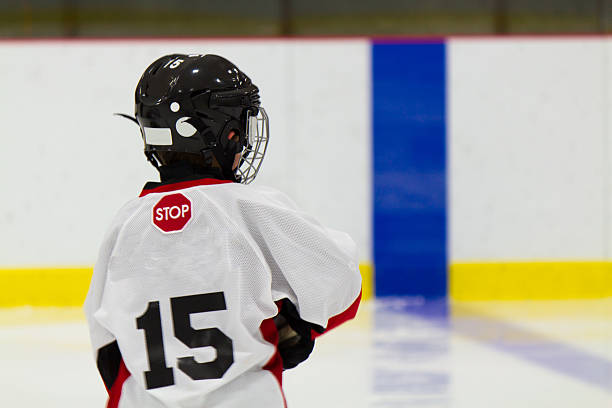 istock Little boy playing ice hockey 185575138