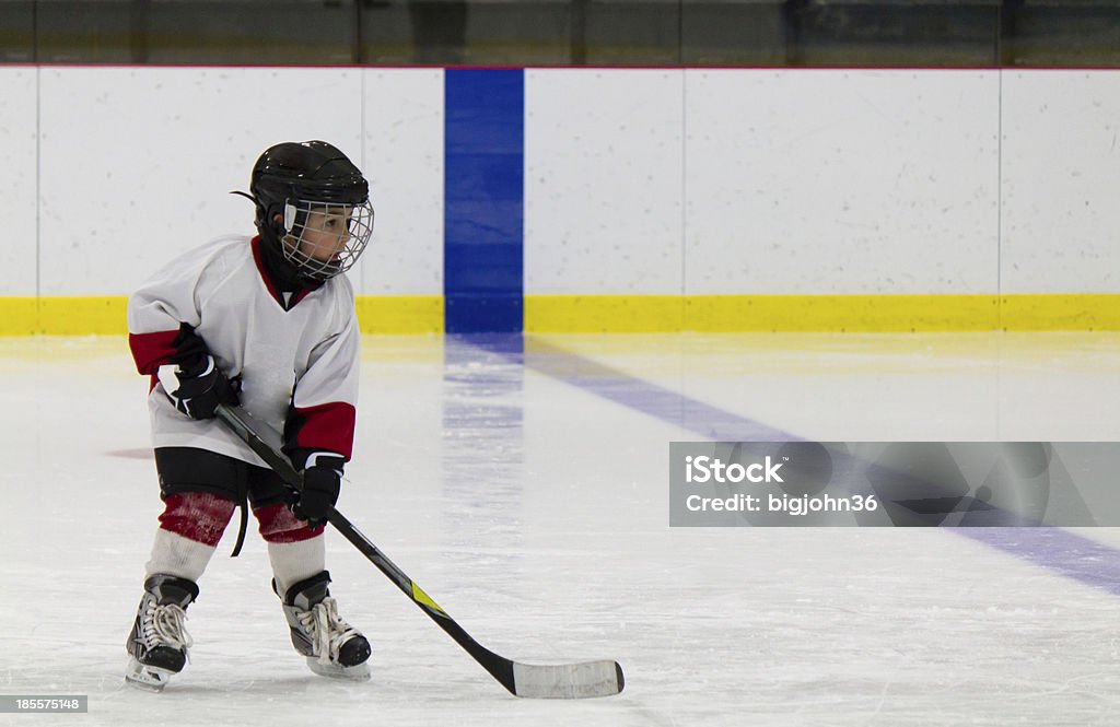 Menino jogando hóquei no gelo - Foto de stock de Criança royalty-free