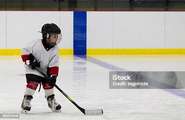 Foto de Menino Jogando Hóquei No Gelo e mais fotos de stock de Criança - Criança, Patinação no Gelo, Patim de Gelo