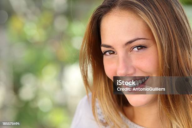 Schöne Frau Mit Einem Perfekten Lächeln Whiten Stockfoto und mehr Bilder von Zahnaufhellung - Zahnaufhellung, Frauen, Lachen