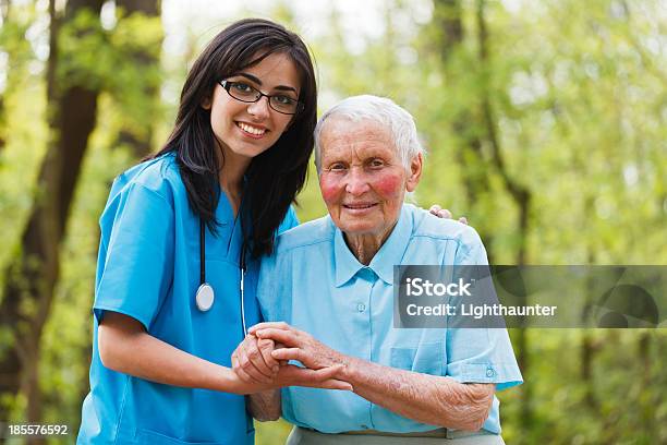 Cuidado De Ancianos Foto de stock y más banco de imágenes de Adulto - Adulto, Aire libre, Alegre