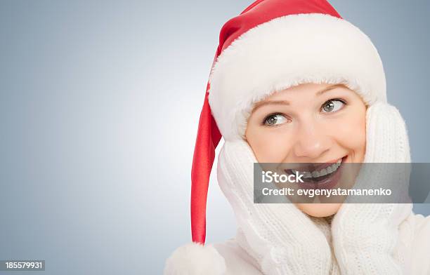 Mujer Feliz Joven Belleza En Navidad Sombrero Y Mittens Foto de stock y más banco de imágenes de Adulto