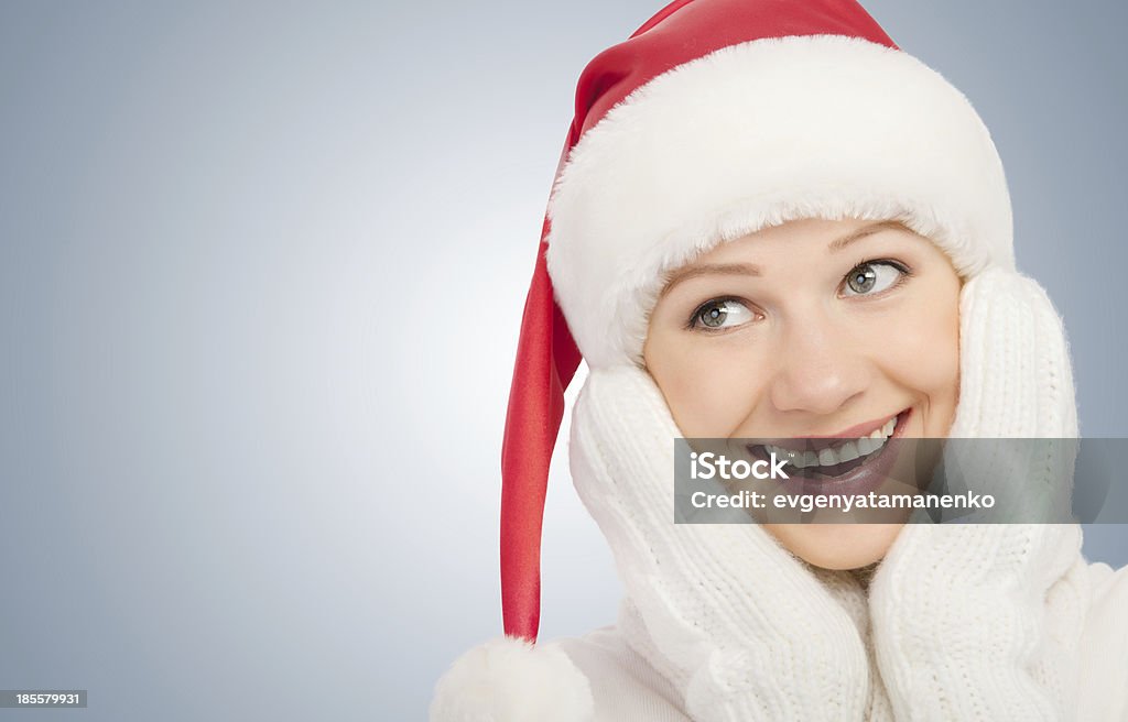 Beauté heureux jeune femme de Noël bonnet et moufles - Photo de Adulte libre de droits