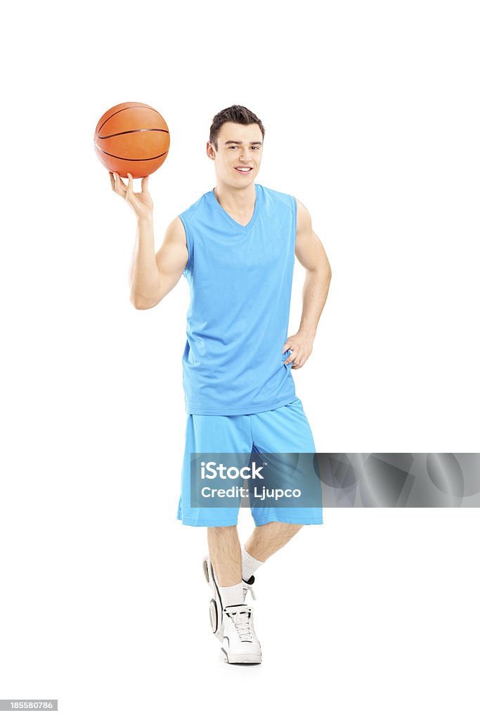 Giocatore di basket con una palla e posando - Foto stock royalty-free di Basket