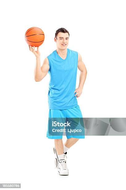 Jogador De Basquete Segurando Uma Bola E Posando - Fotografias de stock e mais imagens de Basquetebol - Basquetebol, Bola de Basquetebol, De Corpo Inteiro