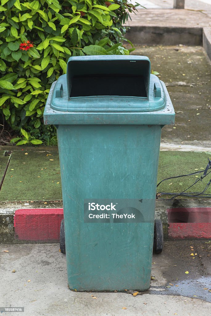 녹색 재활용 쓰레기통 - 로열티 프리 서류선반 대 스톡 사진