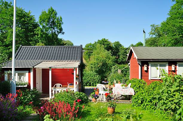 letni house - red cottage small house zdjęcia i obrazy z banku zdjęć