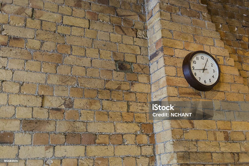 Pared de ladrillos de una antigua reloj - Foto de stock de Agrietado libre de derechos