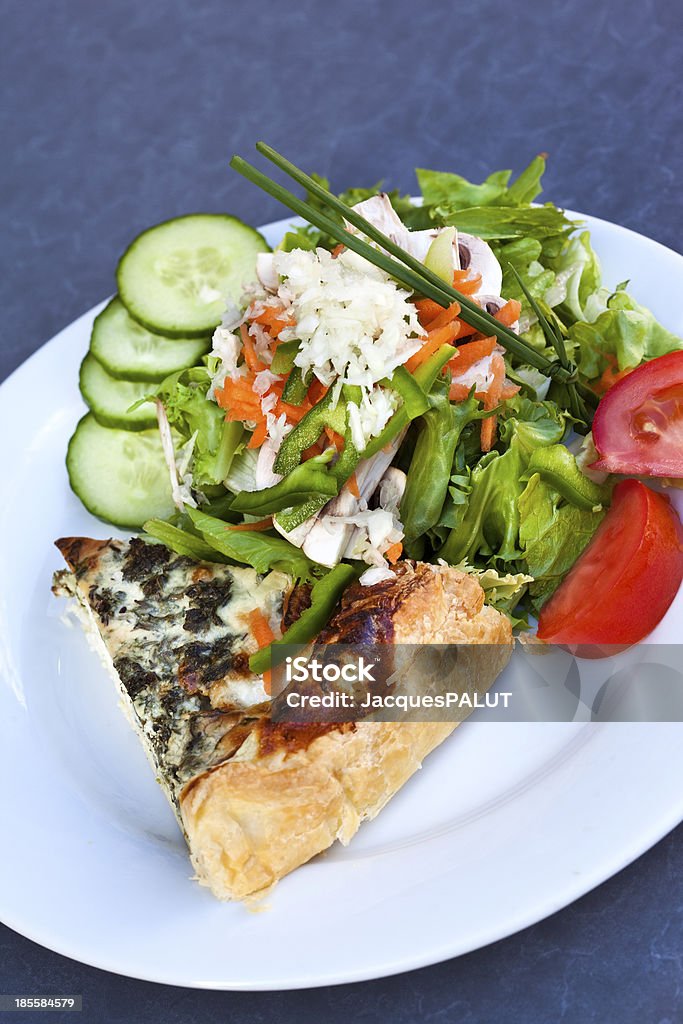 Torta e insalate - Foto stock royalty-free di Carota