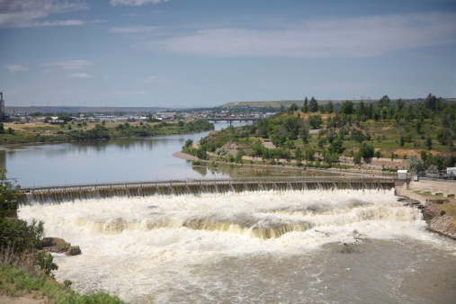 Missouri River fluye sobre el Great Falls Dam photo