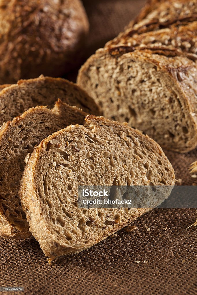 Casero fresco Pan de trigo entero - Foto de stock de Al horno libre de derechos