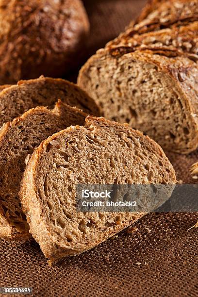 Casero Fresco Pan De Trigo Entero Foto de stock y más banco de imágenes de Al horno - Al horno, Alimento, Avena - Cereal de desayuno