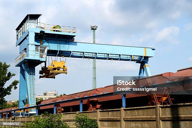 Photo libre de droit de Une Grande Grue Industriel Des Conteneurs De Fret banque d'images et plus d'images libres de droit de Acier - Acier, Affaires, Bleu