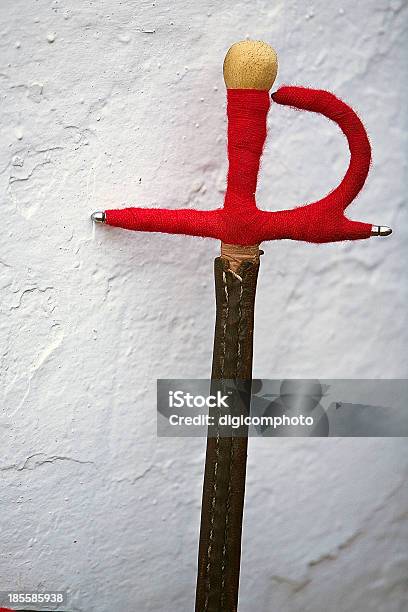 Foto de Espada Toreador Apoiado Na Parede Branca Espanha e mais fotos de stock de Arte, Cultura e Espetáculo - Arte, Cultura e Espetáculo, Brigar, Coragem