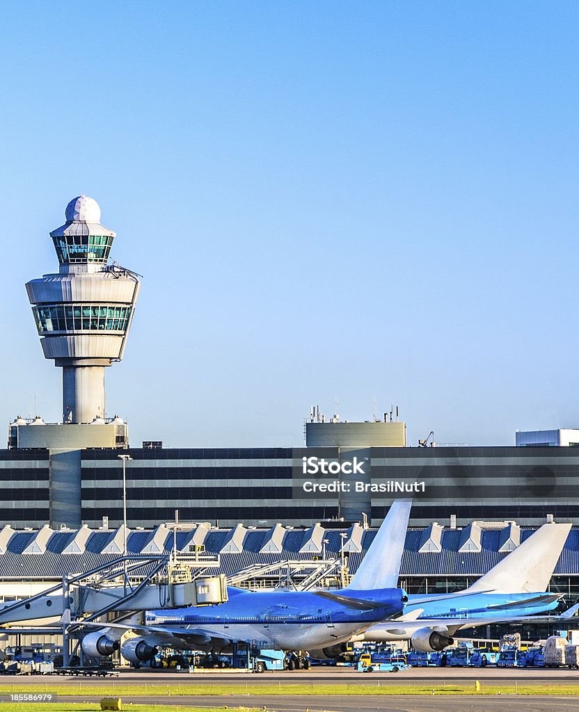 Flugzeuge am Terminal - Lizenzfrei Flughafen-Kontrollturm Stock-Foto