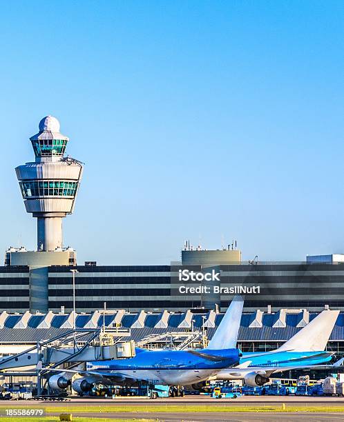 Flugzeuge Am Terminal Stockfoto und mehr Bilder von Flughafen-Kontrollturm - Flughafen-Kontrollturm, Flughafen, Globale Kommunikation