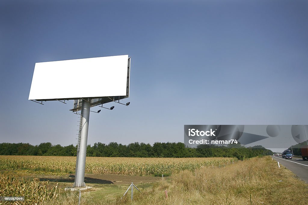 Puste billboard na tle słońca niebo - Zbiór zdjęć royalty-free (Aranżować)