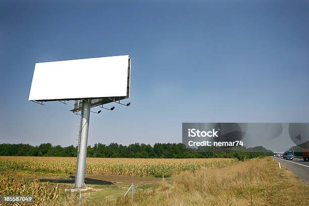 Puste Billboard Na Tle Słońca Niebo - zdjęcia stockowe i więcej obrazów Aranżować - Aranżować, Autobus, Baner