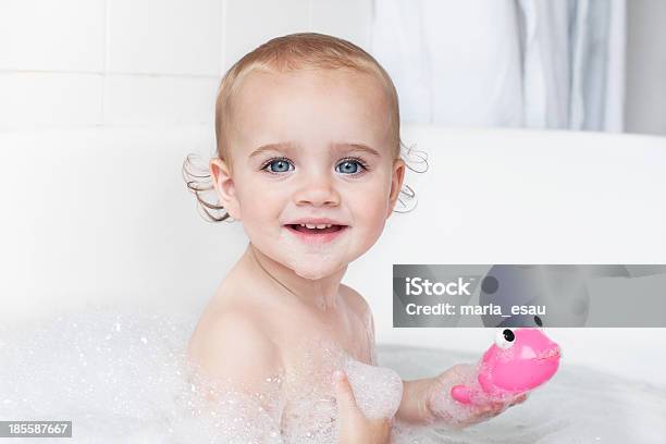 Kind Spielt Mit Spielzeug In Der Badewanne Stockfoto und mehr Bilder von Babybadewanne - Babybadewanne, Schaum, Baby