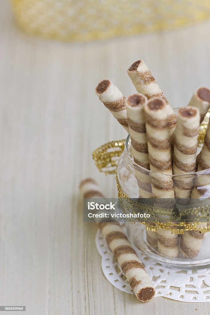 Oblea varillas de crema con rodillos en una taza - Foto de stock de Al horno libre de derechos