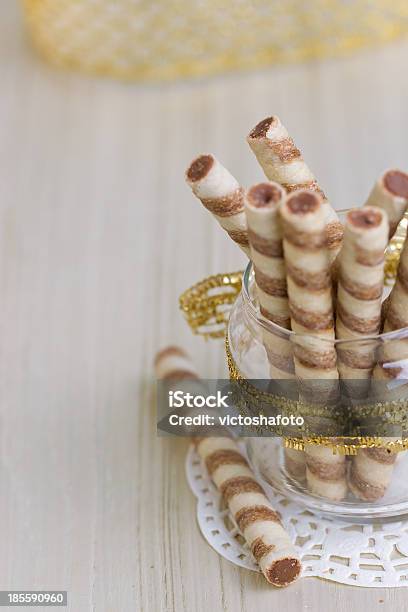 Oblea Varillas De Crema Con Rodillos En Una Taza Foto de stock y más banco de imágenes de Al horno - Al horno, Alimento, Comida gourmet