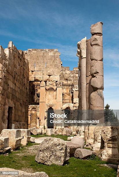 Big Pedras E Colunas Baalbek Líbano - Fotografias de stock e mais imagens de Ao Ar Livre - Ao Ar Livre, Arqueologia, Arquitetura