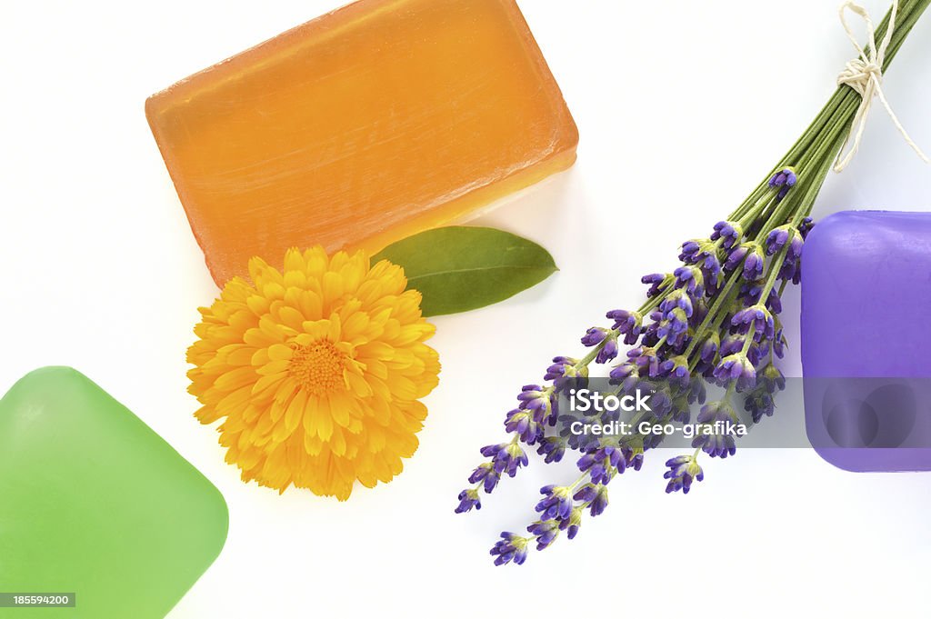 Manualidad Glicerina Jabones Con Flores Foto de stock y más banco de imágenes de Aromaterapia - Aromaterapia, Asistencia sanitaria y medicina, Barra de jabón - iStock Manualidad Glicerina Jabones Con Flores Foto de stock y más banco de imágenes de Aromaterapia - Aromaterapia, Asistencia sanitaria y medicina, Barra de jabón - iStock