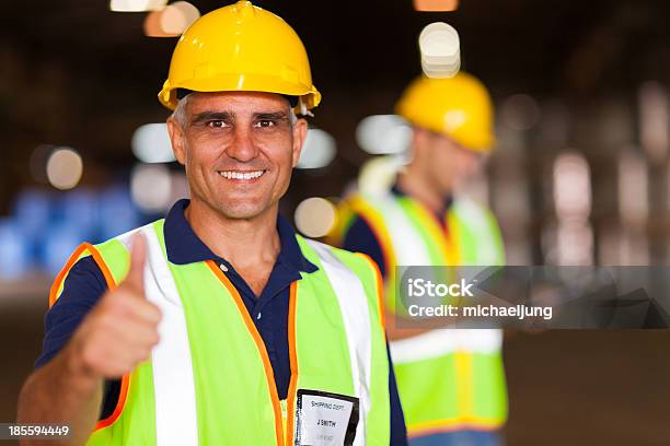 Senior Versand Unternehmen Arbeitnehmer Geben Daumen Nach Oben Stockfoto und mehr Bilder von Aktiver Senior