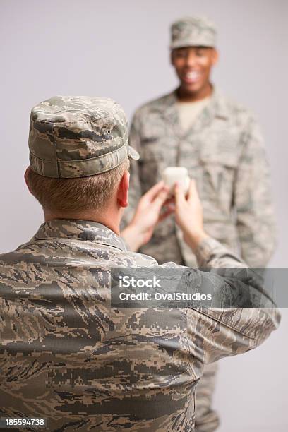 Foto de Os Direitos Dos Homossexuais Na Militar e mais fotos de stock de Casal Gay - Casal Gay, Exército Americano, Origem Africana