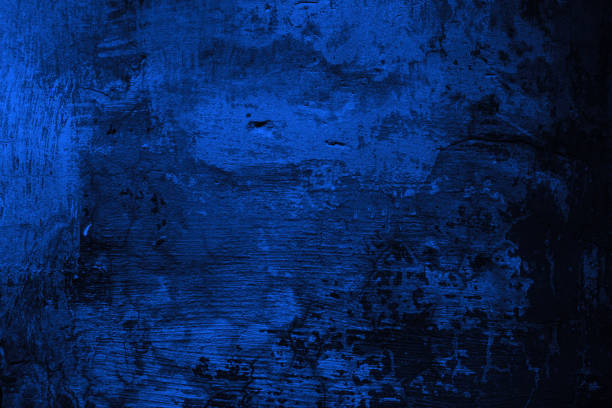 schwarzer dunkelmarineblauer texturhintergrund. getönte raue betonoberfläche.  gemalt. alte mauer mit rissen. nahaufnahme. verzweifelt, gebrochen. - faded close up horizontal outdoors stock-fotos und bilder