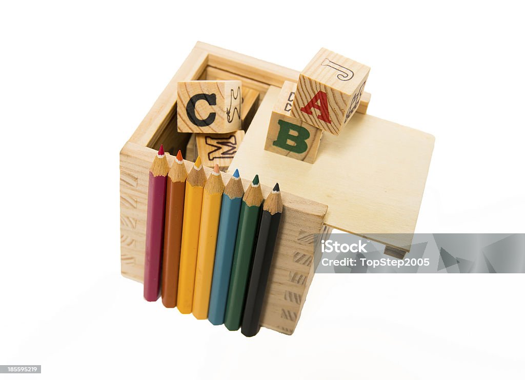 Cor do lápis organizar na frente de blocos de madeira Alfabeto de caixa - Royalty-free Alfabeto Foto de stock