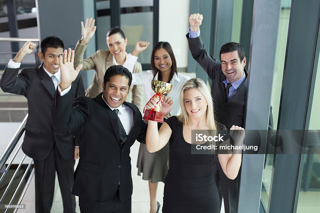 young business people vino un trophy - Foto de stock de Recibir libre de derechos