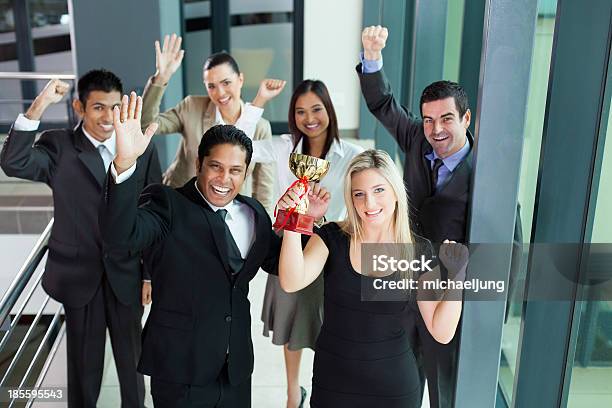 Young Business People Vino Un Trophy Foto de stock y más banco de imágenes de Recibir - Recibir, Trofeo, Mujeres