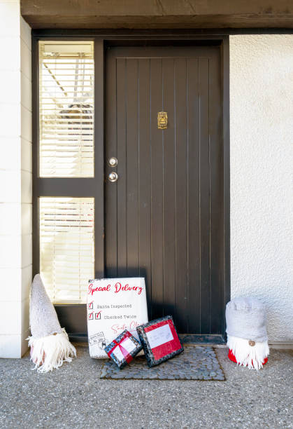 holiday greetings: special delivery by santa's elves - doormat door christmas holiday imagens e fotografias de stock