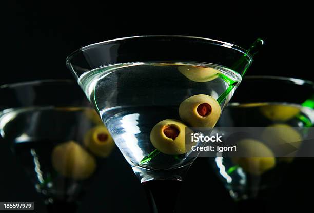 Okulary Z Martini I Zielone Oliwki - zdjęcia stockowe i więcej obrazów Alkohol - napój - Alkohol - napój, Bez ludzi, Bliskie zbliżenie