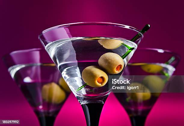 Очки С Мартини И Зеленый Olives — стоковые фотографии и другие картинки Алкоголь - напиток - Алкоголь - напиток, Без людей, Болгарский перец