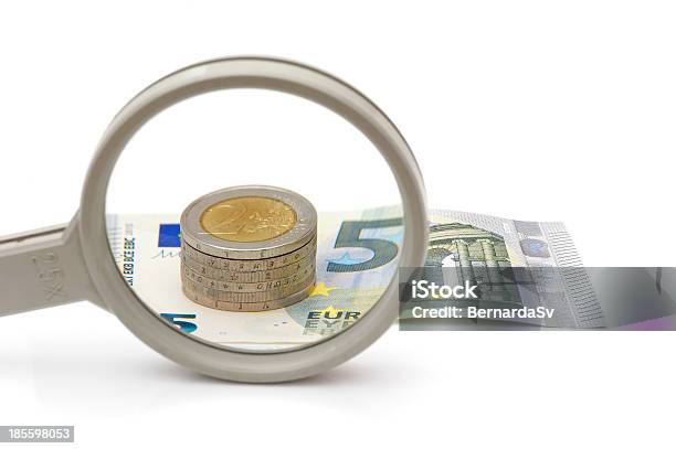 Euro Dinheiro Sob Uma Lupa - Fotografias de stock e mais imagens de Artificial - Artificial, Certidão, Salários