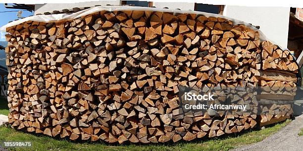 Ein Haufen Trockenen Brennholz Stockfoto und mehr Bilder von Allgemein beschreibende Begriffe - Allgemein beschreibende Begriffe, Allgemeine Beschaffenheit, Auseinander