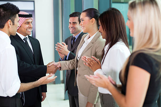 giovane uomo d'affari arabo traslatore introduzione - middle eastern ethnicity business greeting handshake foto e immagini stock