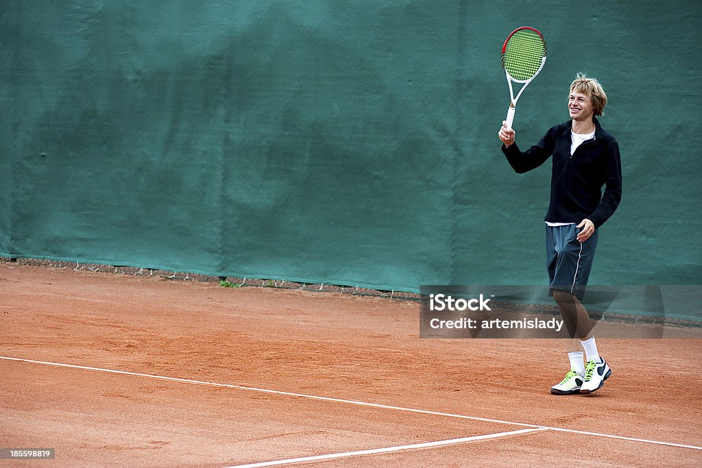 Giocatore di Tennis (ragazzo) - Foto stock royalty-free di Abbigliamento casual