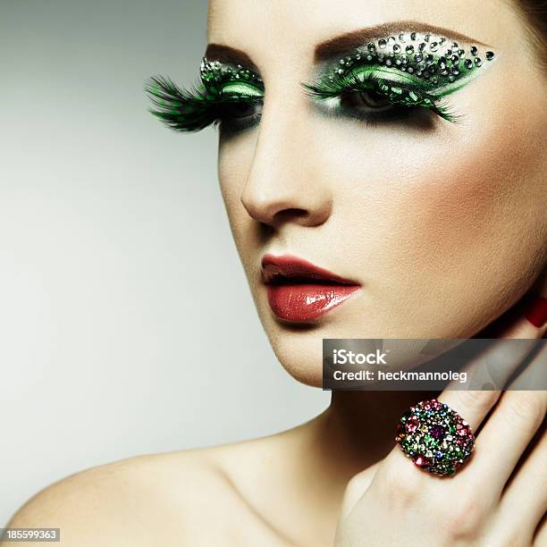 Foto Di Moda Di Una Giovane Donna Con Lunghe Ciglia - Fotografie stock e altre immagini di Ciglio - Occhio umano