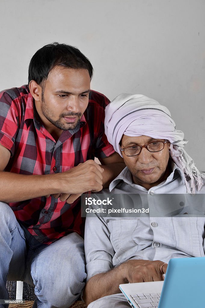 Ländliche Mann mit Laptop mit seinem Sohn - Lizenzfrei 70-79 Jahre Stock-Foto